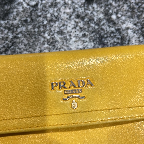 Prada Calf skin leather wallet in sole i l comes with box and cards - Picture 3 of 10